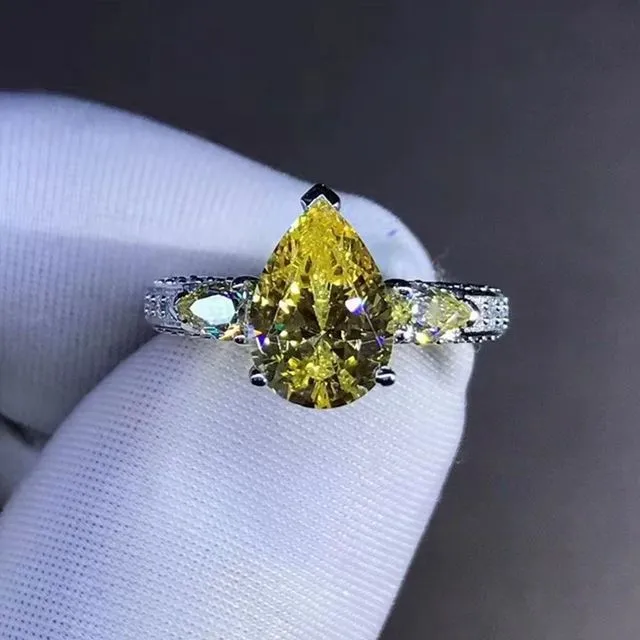 2 Carat Pear Cut Moissanite Ring Vivid Yellow VVS Three Stones Basket Beadset Leyloon Jewelry Rings