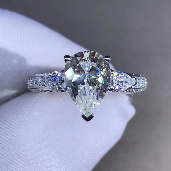 2 Carat Pear Cut Moissanite Ring Vivid Yellow VVS Three Stones Basket Beadset Leyloon Jewelry Rings
