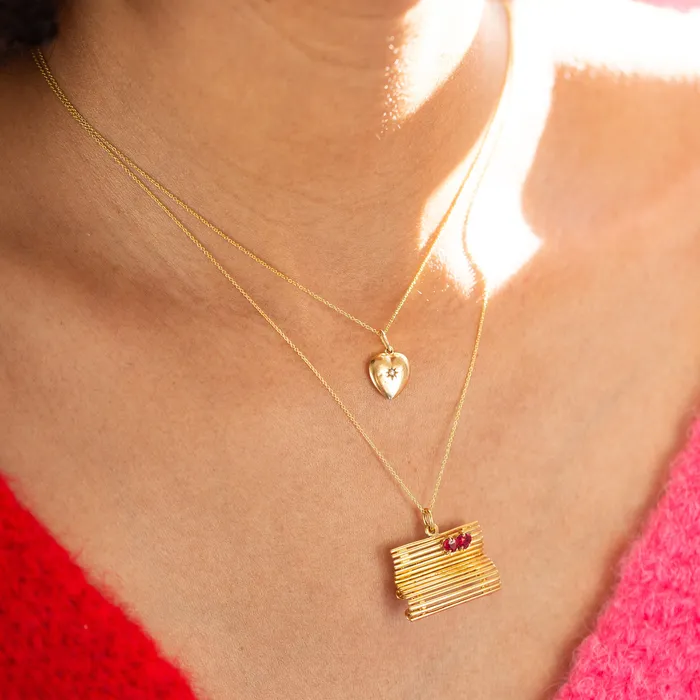 PreStyled Sets Vintage Lovers Bench 18K Gold Charm
