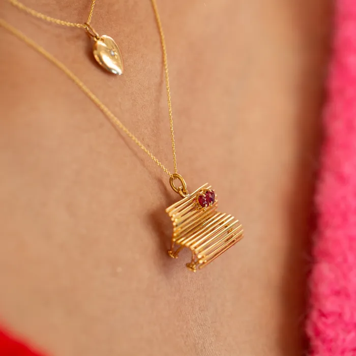 PreStyled Sets Vintage Lovers Bench 18K Gold Charm