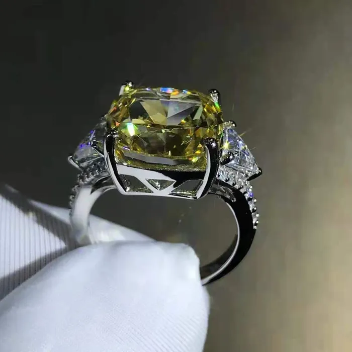 Rings Leyloon Jewelry 6 Carat Cushion Cut Moissanite Ring Vivid Yellow VVS Three Stone Cathedral Beadset