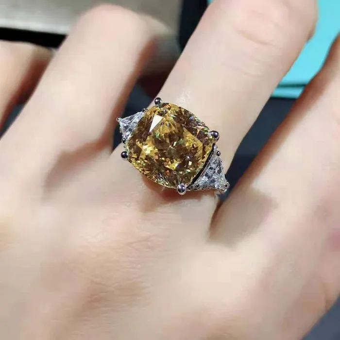 Rings Leyloon Jewelry 6 Carat Cushion Cut Moissanite Ring Vivid Yellow VVS Three Stone Cathedral Beadset