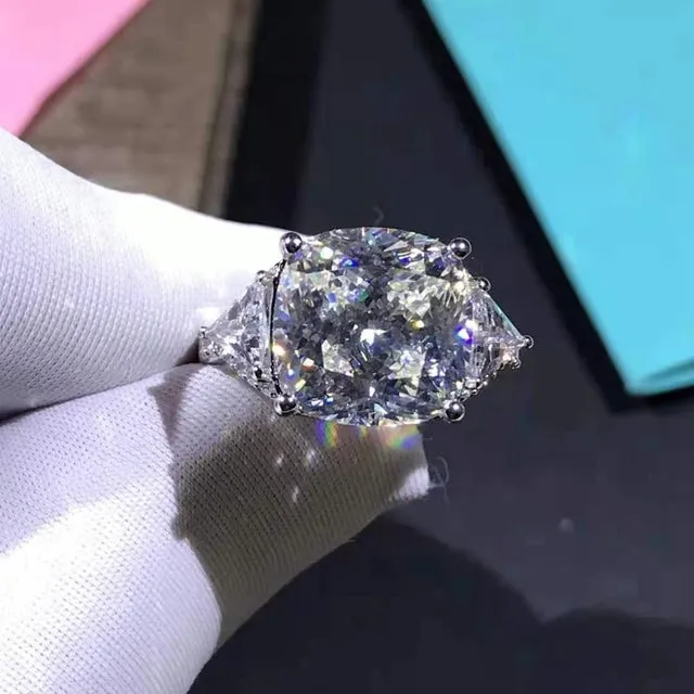 Rings Leyloon Jewelry 6 Carat Cushion Cut Moissanite Ring Vivid Yellow VVS Three Stone Cathedral Beadset