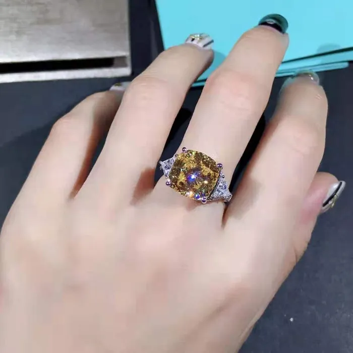 Rings Leyloon Jewelry 6 Carat Cushion Cut Moissanite Ring Vivid Yellow VVS Three Stone Cathedral Beadset