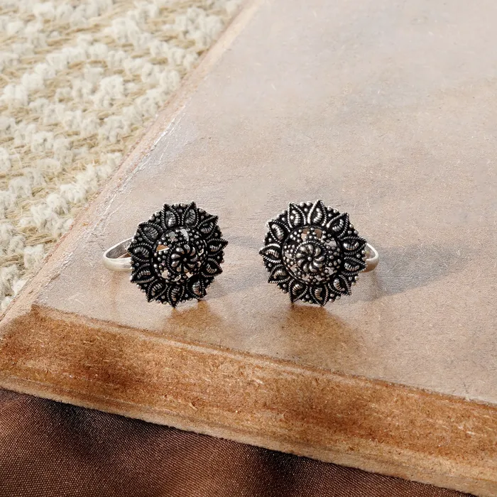 Rings Teejh Saheli Silver Oxidised Toe Ring