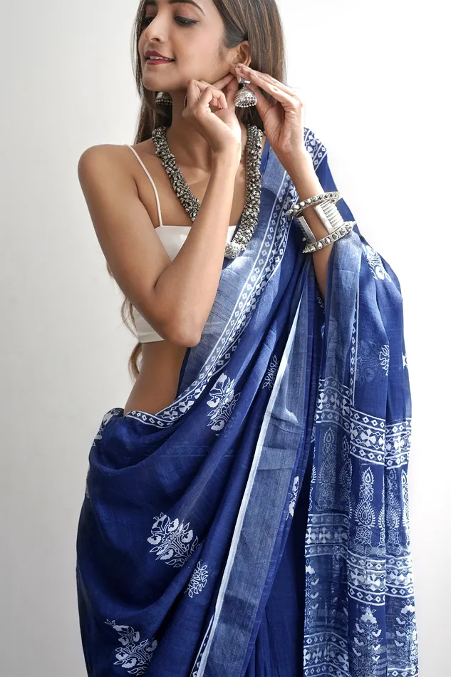 Teejh Necklaces Teejh Imara Dark Blue Block Print Linen Saree With Blouse Piece Teejh Necklaces Teejh Imara Dark Blue Block Print Linen Saree With Blouse Piece