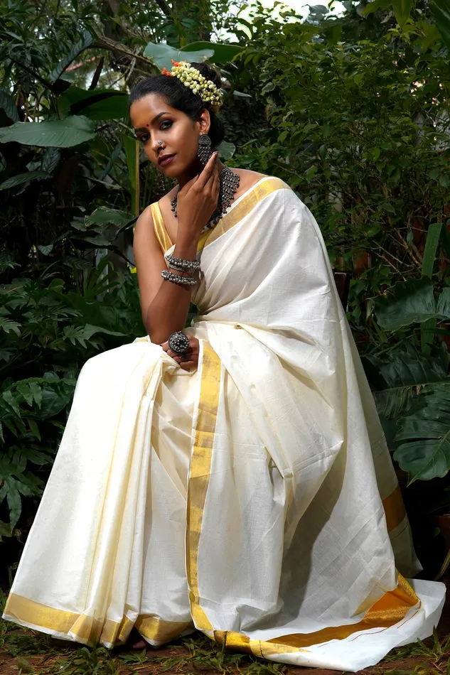 Teejh Teejh Kalyani White and Gold Kerala Cotton Kasavu Saree Rings