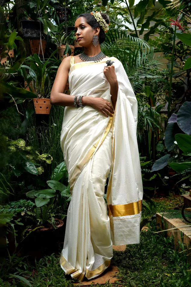 Teejh Teejh Kalyani White and Gold Kerala Cotton Kasavu Saree Rings