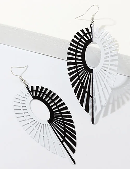 E299 Black White Retro Metal Earrings 02 Earrings