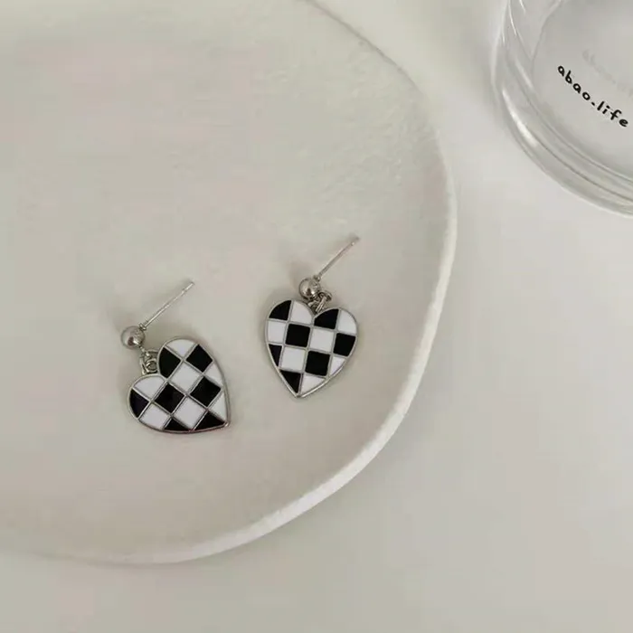 Earrings E1716 Silver Heart Checkerboard Earrings 02