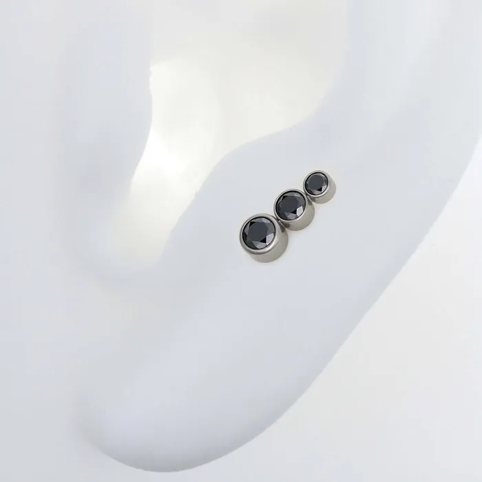 Neometal Inc Rings BezelSet Faceted 3 Gem Cluster Tapered