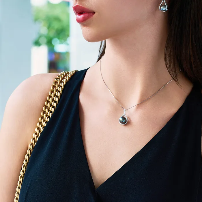 Pearly Lustre Necklaces Elegant Tahitian Pearl Necklace WN00619