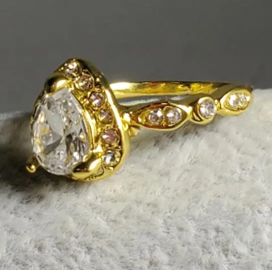 R162 Gold Teardrop Gem Rhinestone Ring alice Rings