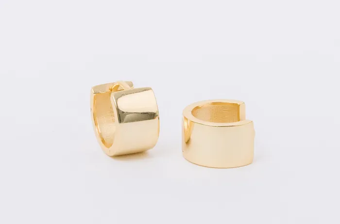 WANTME Super Chunk Huggies Earrings